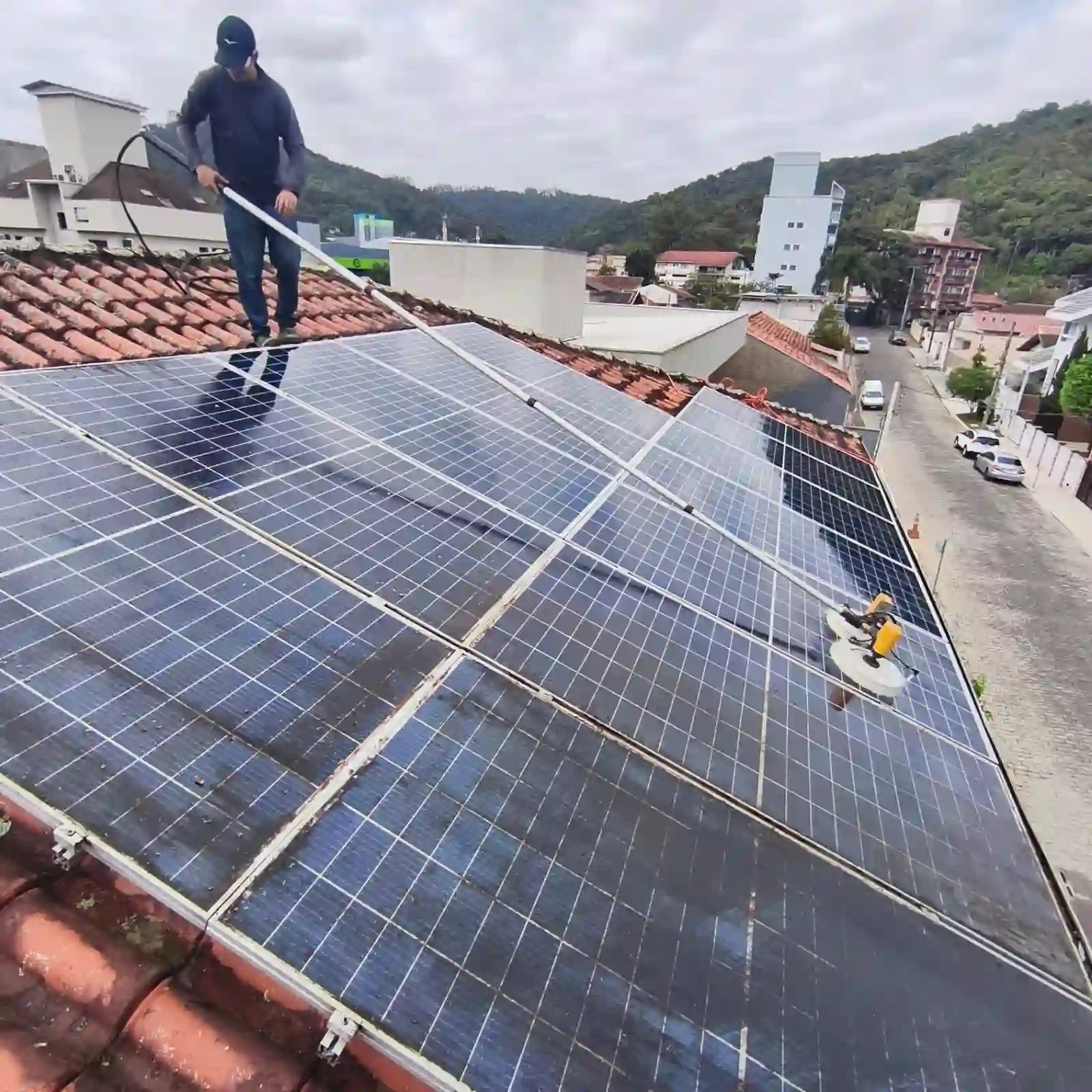 Limpeza de painéis solares com escova rotativa profissional em telhado