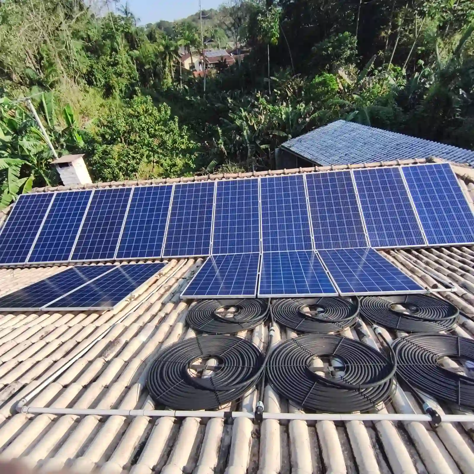 Sistema fotovoltaico residencial limpo em telhado na região de Santa Catarina